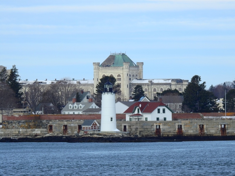 Portsmouth-Harbor-Light-with-Portsmouth-prison